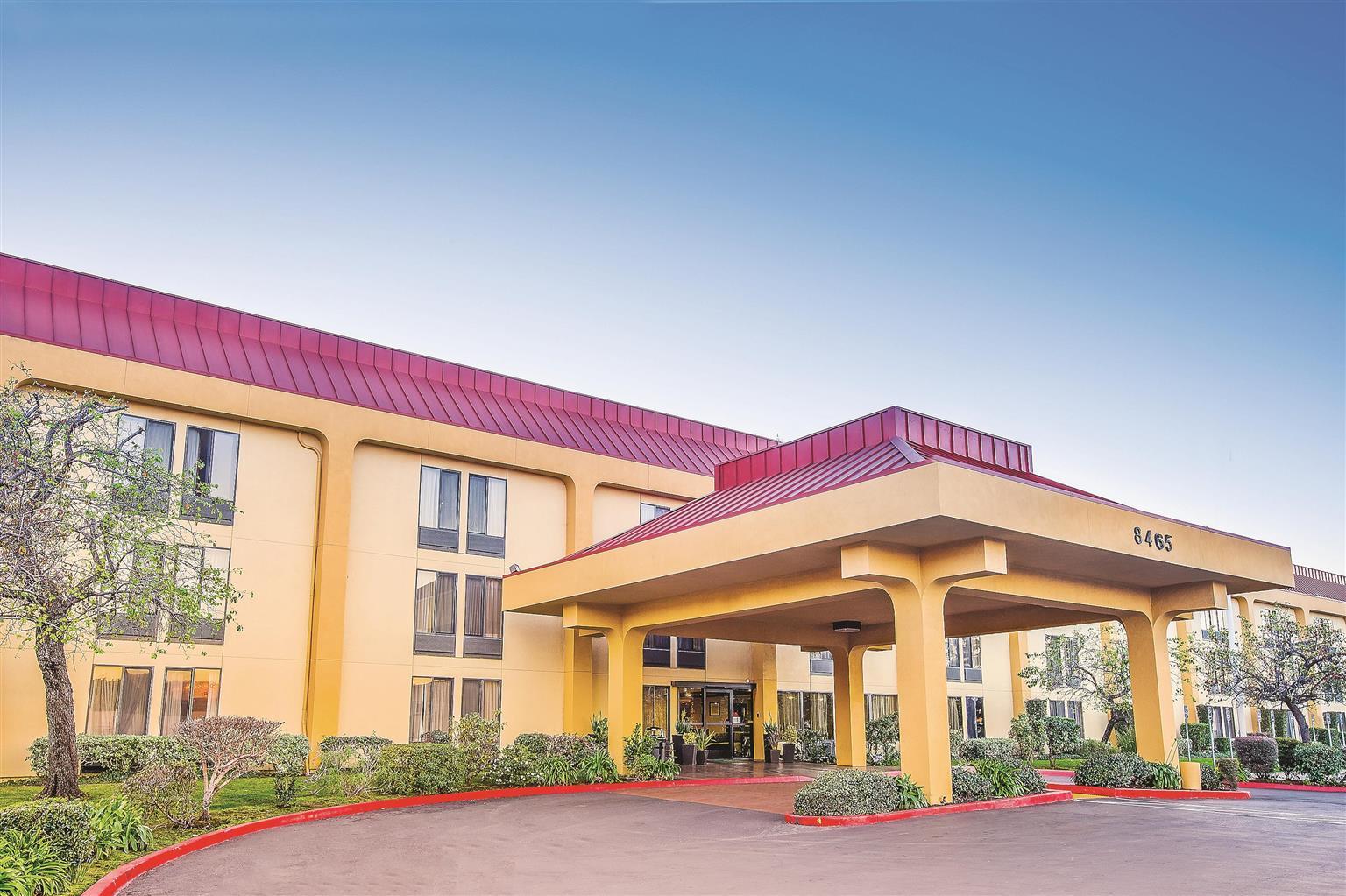 Photo of La Quinta Inn & Suites Oakland Airport Coliseum, Oakland, CA