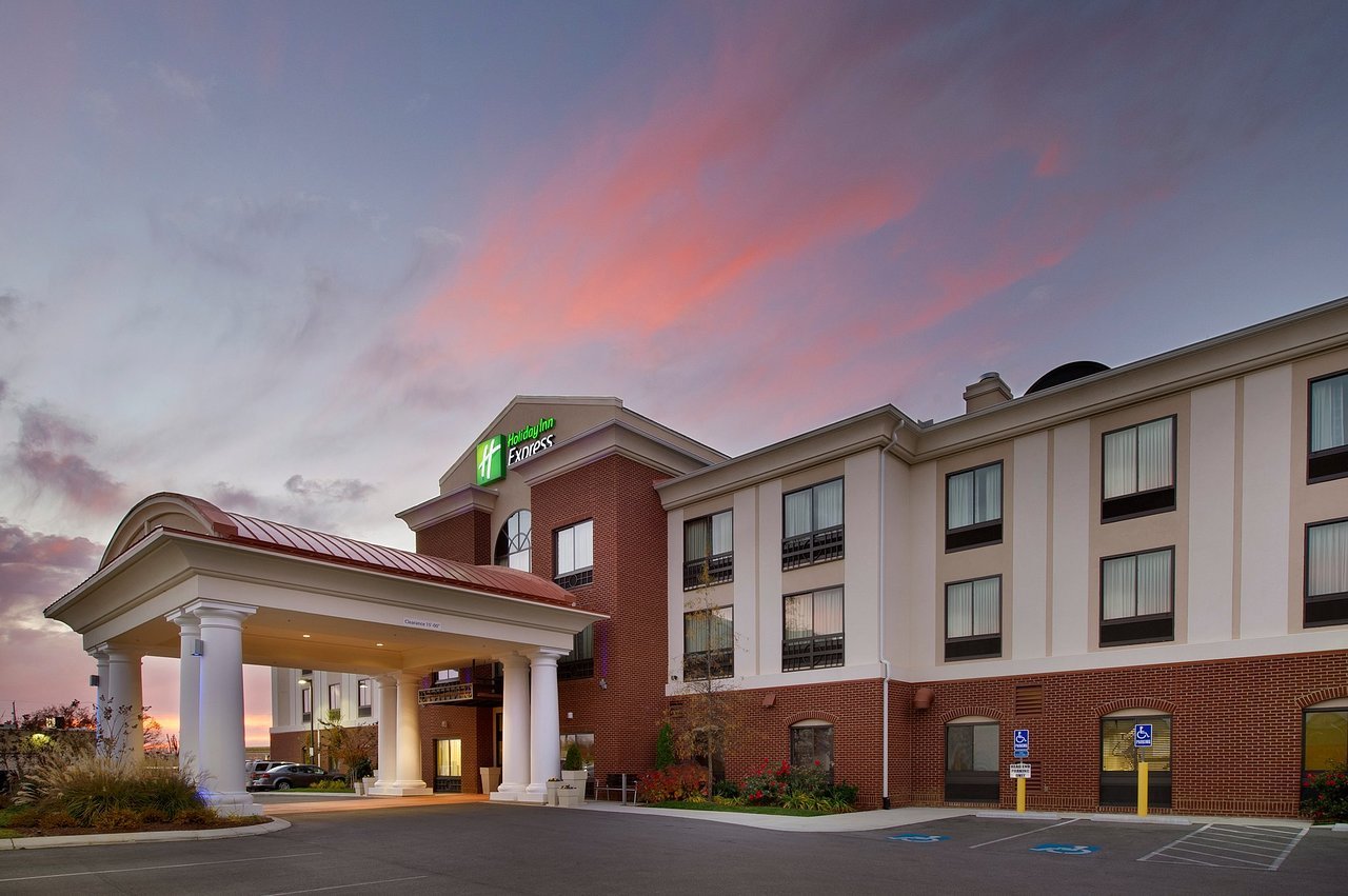 Photo of Holiday Inn Express & Suites Tullahoma, Tullahoma, TN