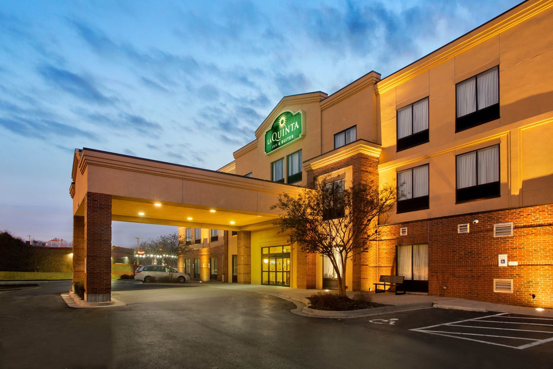 Photo of La Quinta Inn & Suites by Wyndham Springfield Airport Plaza, Springfield, MO