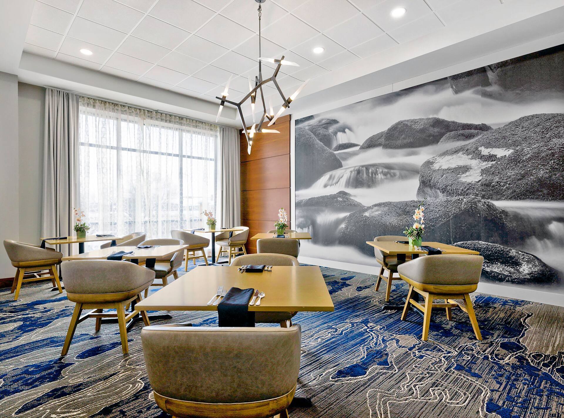 Photo of DoubleTree by Hilton Davenport, Davenport, IA