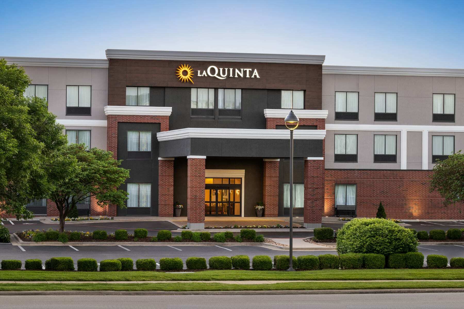Photo of LaQuinta Inn & Suites by Wyndham Springfield Airport Plaza, Springfield, MO