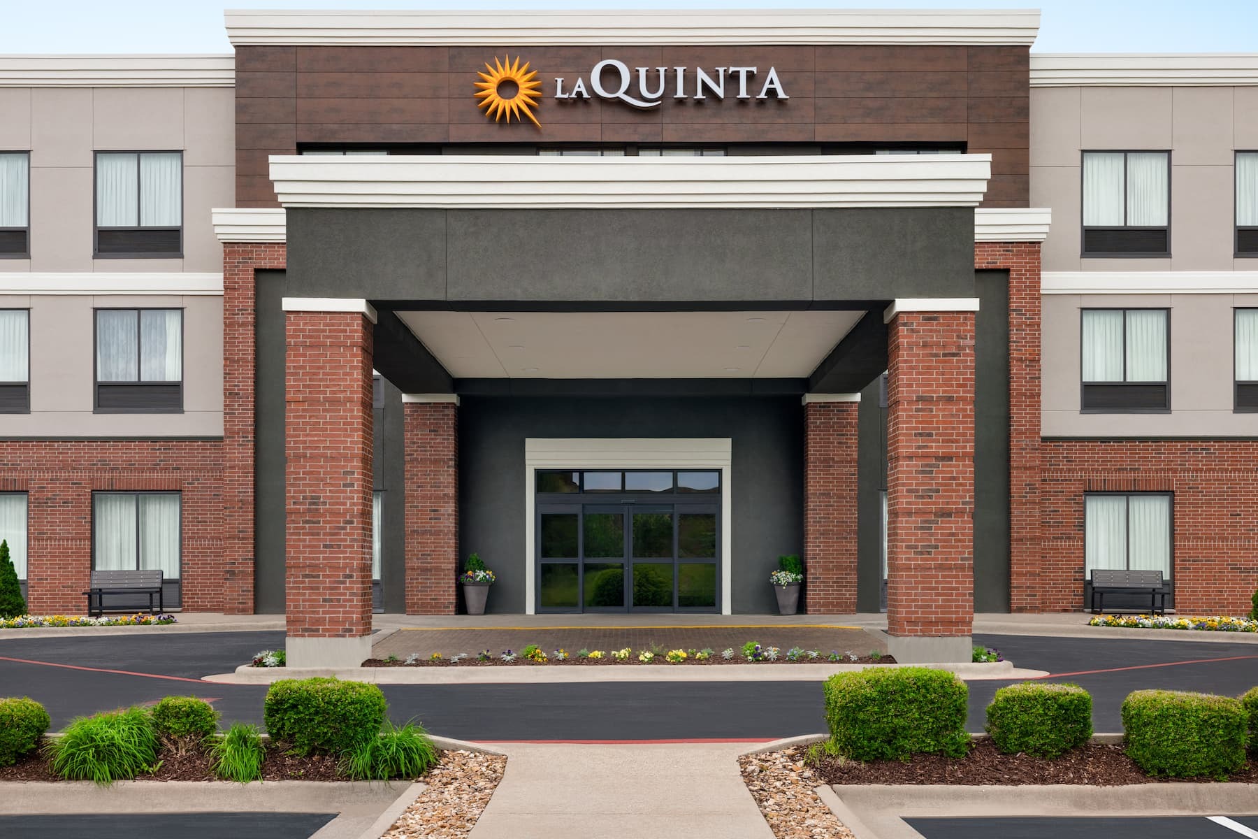 Photo of LaQuinta Inn & Suites by Wyndham Springfield Airport Plaza, Springfield, MO